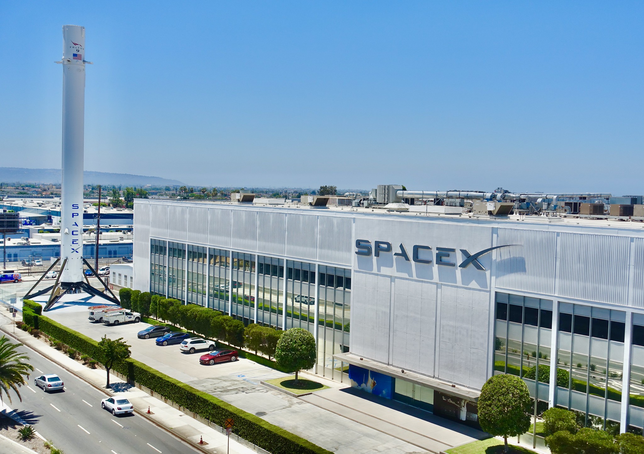 El cohete Falcon 9 despegó del Centro Espacial Kennedy con 60 nuevos satélites para el proyecto Starlink